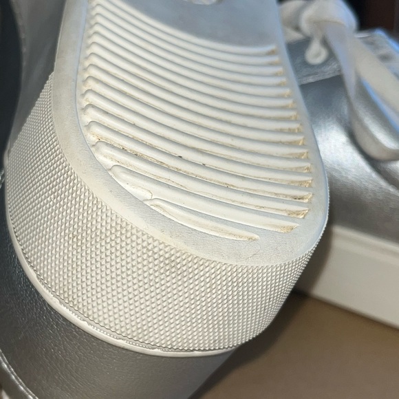 Final Price! UGG Women's Zilo Metallic Silver Sneakers - Picture 10 of 11